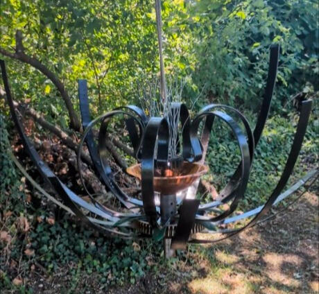 Salvaged agricultural equipment, steel barrel rings, cast iron, copper, bronze, wire. H: 1.5 m x W: 1.5 m | Hanging installation